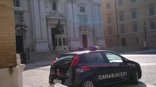 I carabinieri durante un giro di perlustrazione a Loreto