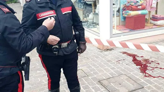 I carabinieri impegnati nei rilievi in via Polazzi a Viserba, dove è avvenuto l’accoltellamento