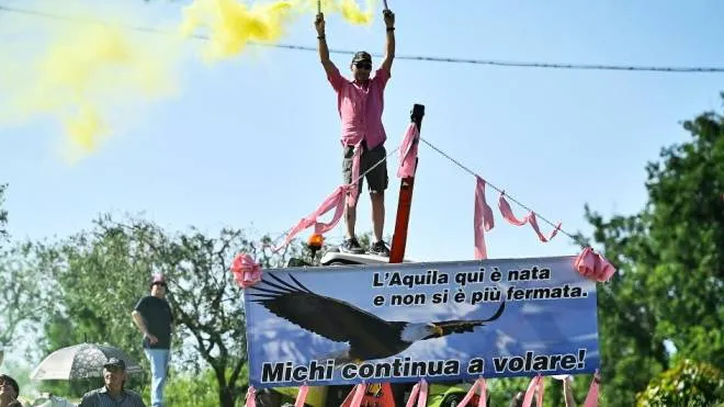 Un fumogeno acceso per segnare il passaggio del Giro a Filottrano