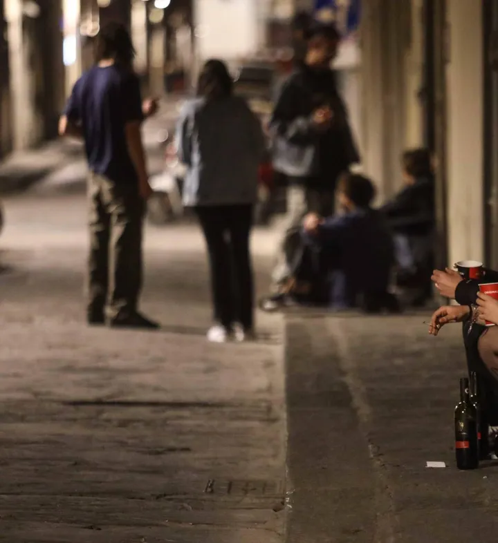 Ragazzi accampati in una via di un centro storico: la movida in via Nolfi è molesta