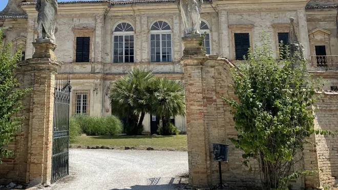 A sinistra la settecentesca Villa Buonaccorsi, a Potenza Picena, nel Maceratese. Sopra Lorenzo Mongardi, portavoce delle coppie beffate