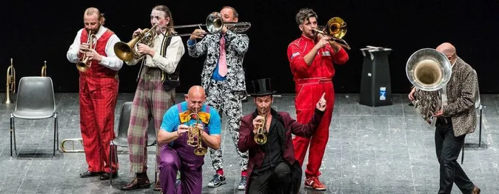 I Mnozil Brass: i sette musicisti si conoscono da studenti all’Università di Vienna