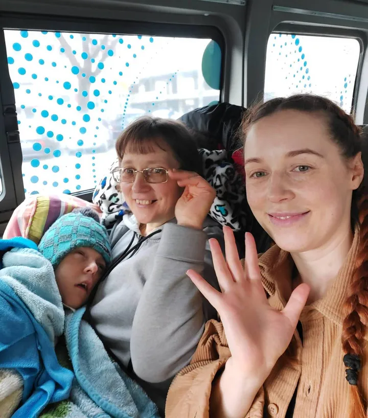 Mamma Olena e la sorella Anna in viaggio dall’Ucraina con Volodymyr