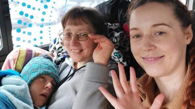 Mamma Olena e la sorella Anna in viaggio dall’Ucraina con Volodymyr