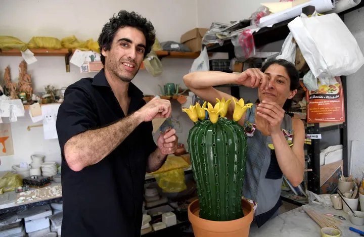 Elisabeth Occhi e Sergio Arce nel loro laboratorio a Serravalle