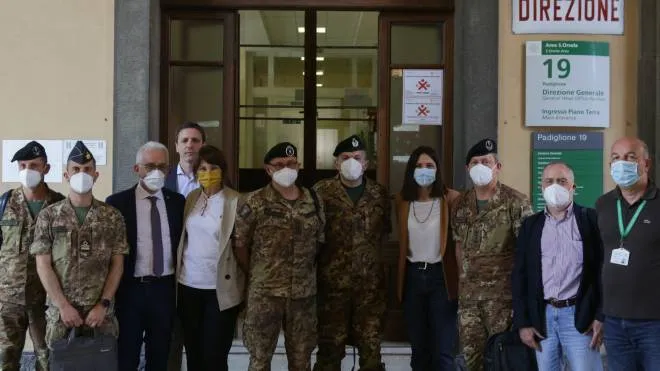 La delegazione della struttura commissariale di fronte al padiglione della direzione generale del Policlinico Sant’Orsola (foto Schicchi)