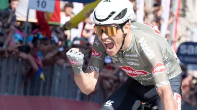 Italian rider Stefano Oldani of Alpecin-Fenix team, celebrates after winning the sprint of the twelfth stage of 105th Giro d`Italia cycling tour, a race of 204 km from Parma to Genova, Italy, 19 May 2022.   ANSA/MAURIZIO BRAMBATTI