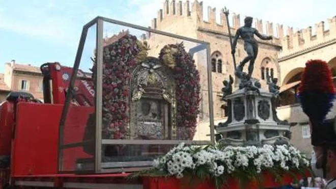 Sopra, la Madonna di San Luca sul mezzo dei vigili che la trasportò nel 2020 e 2021. A destra, il cardinal Zuppi