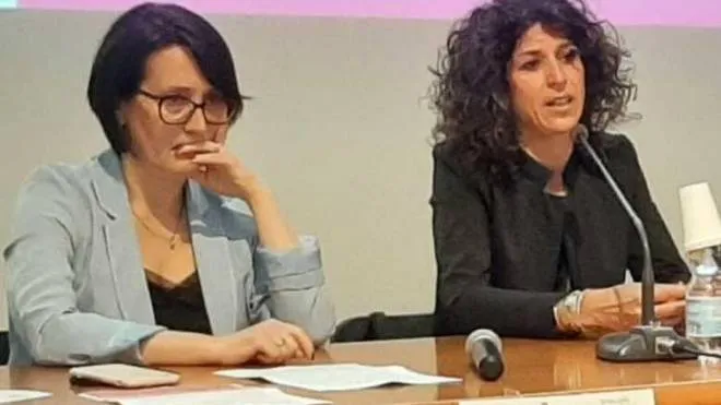 Emma Petitti, presidente dell’assemblea legislativa regionale, e a destra la vicesindaca Chiara Bellini durante il convegno sulla violenza di genere