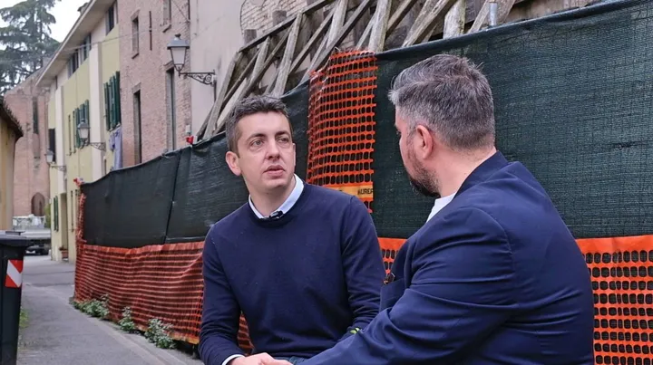 Il sindaco di Pieve di Cento, Luca Borsari, intervistato davanti a una chiesa da ricostruire dal vicedirettore del Carlino, Valerio Baroncini