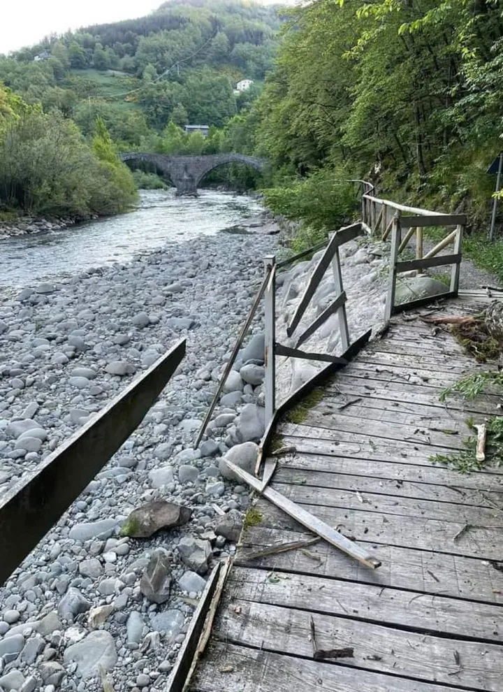 Il pedonale del medievale ponte della Fola vicino a Pievepelago danneggiato dai massi caduti