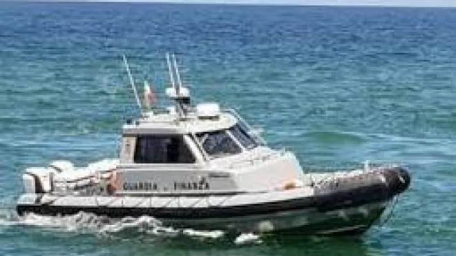 Una motovedetta della Guardia di Finanza è intervenuta vedendo gli occupanti della barca che si agitavano chiedendo aiuto