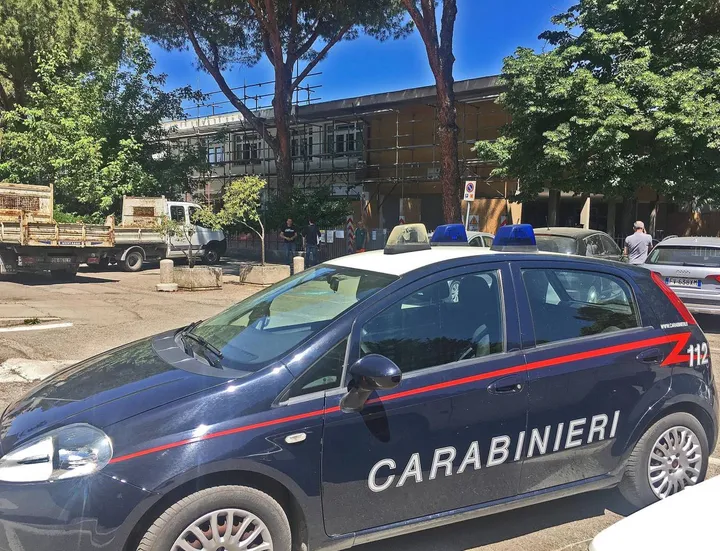 I carabinieri davanti alla scuola di via Leoncavallo