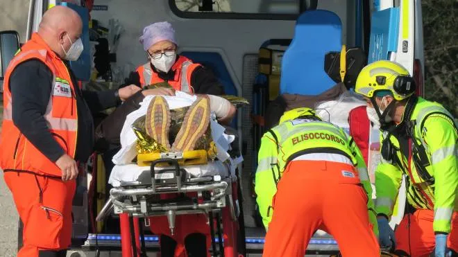 Il tempestivo arrivo dei sanitari del 118 non è stato sufficiente a salvare la vita del 43nne morto durante il trasporto in ospedale