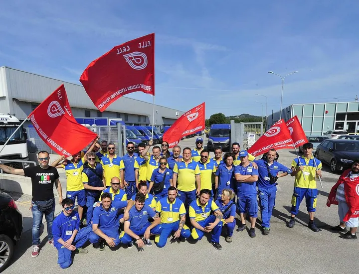 La protesta dei dipendenti della Sda di Pesaro