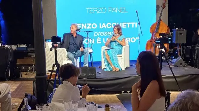Enzo Iacchetti si è alternato sul palco di Villa Beccadelli Grimaldi con altri personaggi delle spettacolo in occasione di ‘L’arte si mobilita per il sociale’