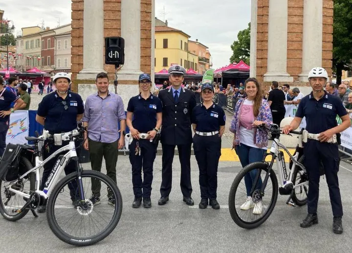 La presentazione delle nuove biciclette elettriche in dotazione alla polizia locale di Santarcangelo, nel giorno della partenza del Giro d’Italia da piazza Ganganelli