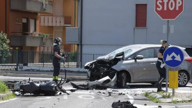 L’auto e la moto distrutte nell’impatto all’altezza dell’incrocio con via Pertini (foto Frasca)
