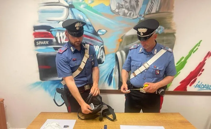 I carabinieri mostrano gli ’strumenti’ usati dal ladro