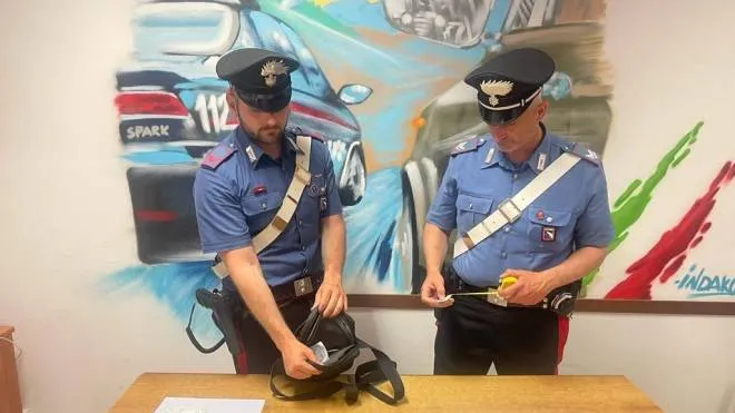 I carabinieri mostrano gli ’strumenti’ usati dal ladro