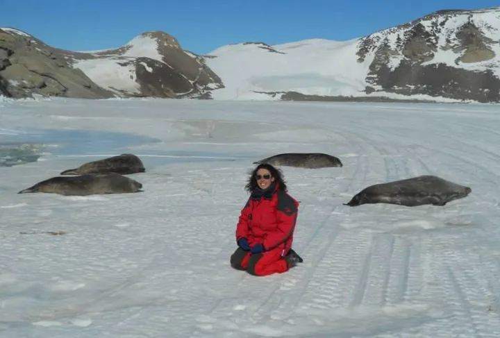 Silvia Illuminati in Antartide dove effettua ricerche nella base scientifica italiana «Mario Zucchelli»