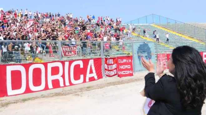 L’applauso rivolto da Roberta Nocelli alla curva dell’Ancona, l’uomo in più per spingere la squadra verso grandi risultati