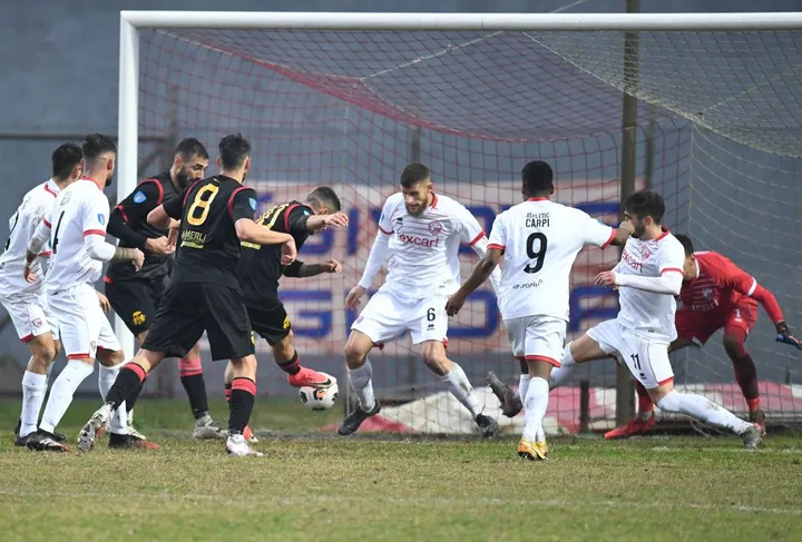 Uno dei 3 gol segnati dal bomber Saporetti nella gara di andata di campionato giocata l’8 dicembre sul campo del Carpi e conclusasi con un risultato indubbiamente insolito con un pareggio ricchissimo di reti: 5-5 (FotoFiocchi)