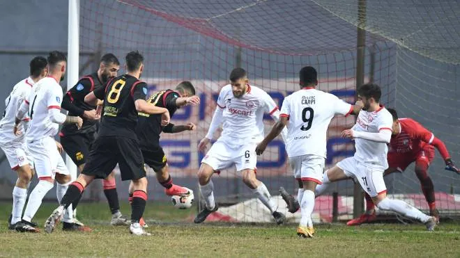 Uno dei 3 gol segnati dal bomber Saporetti nella gara di andata di campionato giocata l’8 dicembre sul campo del Carpi e conclusasi con un risultato indubbiamente insolito con un pareggio ricchissimo di reti: 5-5 (FotoFiocchi)