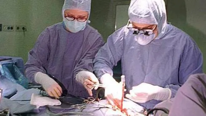 Nell’immagine di repertorio chirurghi in sala operatoria; a Montecatone gli interventi sono stati finora circa 300