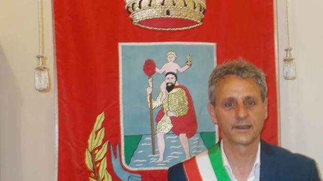Il sindaco di Borghi, Silverio Zabberoni, sotto il gonfalone del Comune