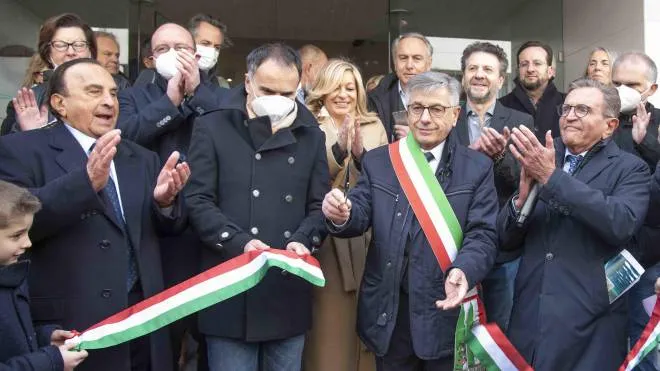Il taglio del nastro delle terme, lo scorso 2 aprile, con il professor Monti, l’assessore Corsini, il sindaco Nanni e il general manager Prantoni (Foto Marchi)