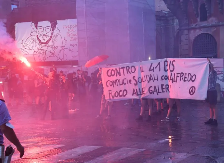 Un momento della manifestazione anarchica di ieri in centro a Bologna