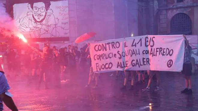 Un momento della manifestazione anarchica di ieri in centro a Bologna