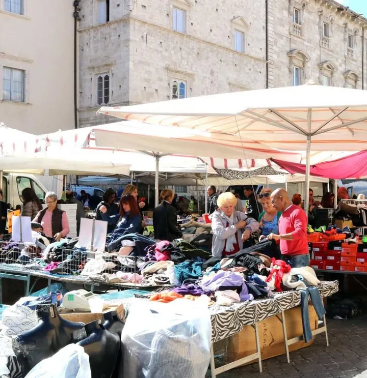 Mercato in piazza Arringo (. La Bolognese