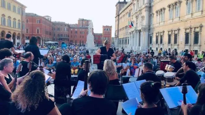 Un’esibizione degli Ologramma in piazza Roma