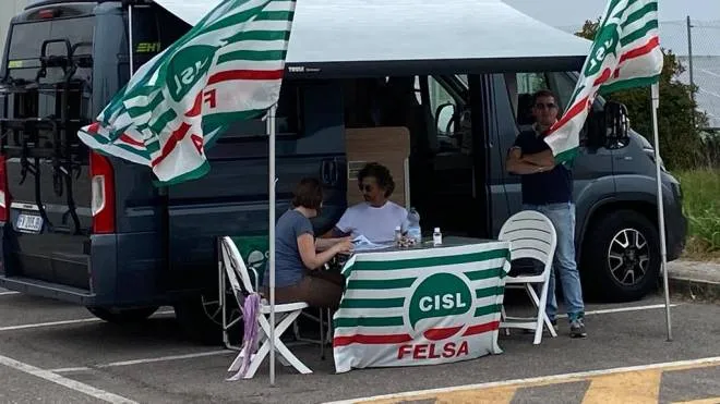 Il presidio di Felsa Cisl Veneto con il camper davanti ai cancelli di uscita dei lavorator
