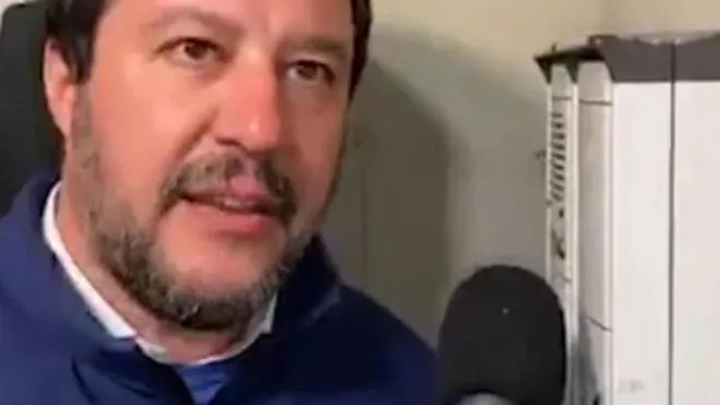 «Scusi, lei spaccia»? Matteo Salvini durante la citofonata del gennaio 2020