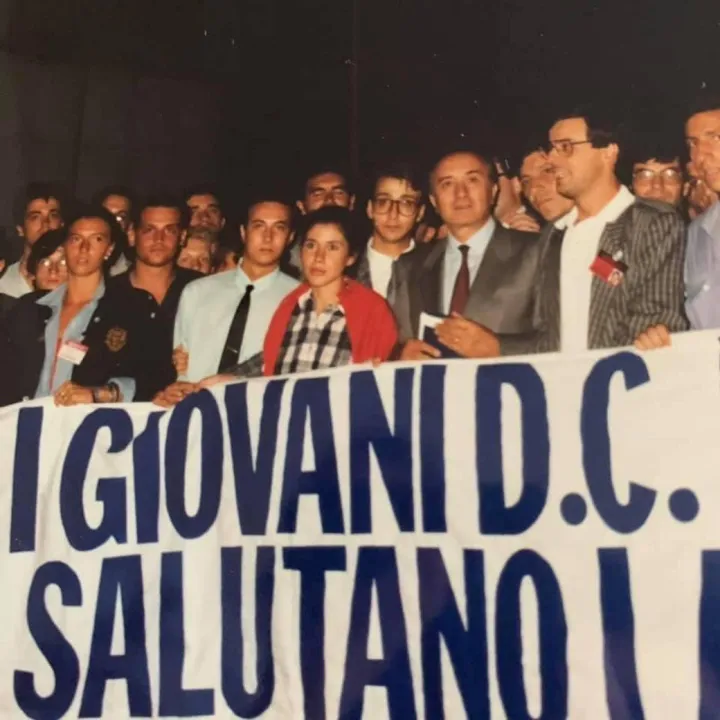 A destra un giovane Renzo Lusetti assieme a Ciriaco De Mita durante un corteo