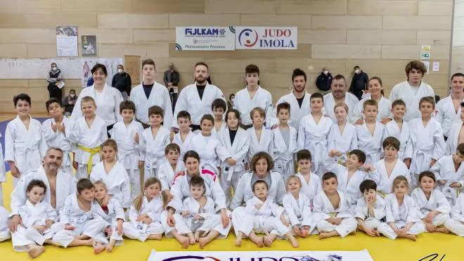 Una delle squadre in forza all’Associazione sportiva Judo Imola, con gli allenatori