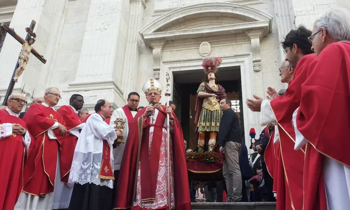 L’arcivescovo monsignor Giovanni Tani e la statua di san Crescentino