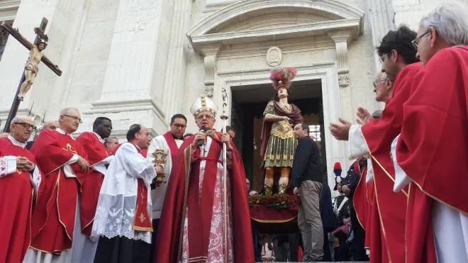 L’arcivescovo monsignor Giovanni Tani e la statua di san Crescentino