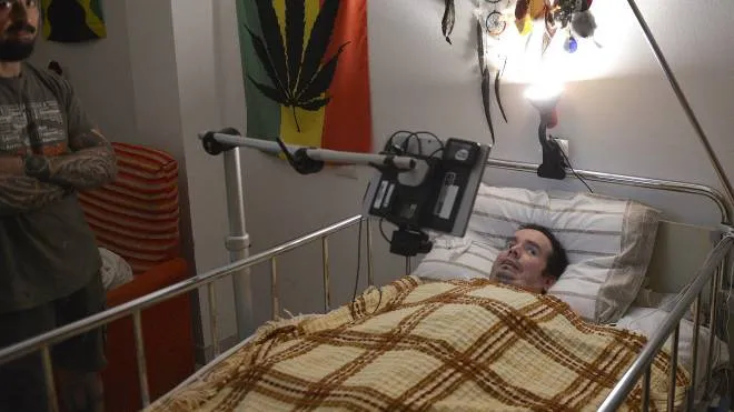 Fabio Ridolfi nel suo letto. Per comunicare utilizza il movimento delle pupille su uno schermo speciale