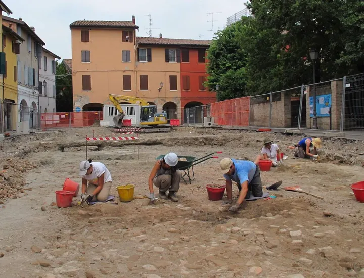 Archeologi al lavoro nelle vie del centro di Nonantola