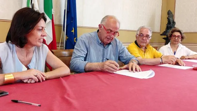 Da sinistra, l’assessore Elisabetta Foschi, il sindaco Gambini e gli esponenti sindacali