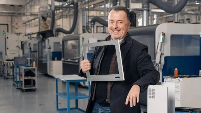 Roberto Gatti, titolare e fondatore di Grafos steel srl, azienda di Formigine (Modena) attiva nella produzione di tastiere industriali in acciaio inox e alluminio