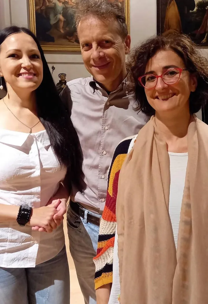 Da sinistra Taisiya Korobetskaya, Damaso Mann, Elisa Cerri. L’artista ucraina Yuliya Tkaqchenko era videocollegata