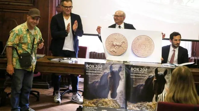La presentazione della medaglia realizzata da Patrizio Virzì per celebrare il centenario dell’Ippodromo del Savio