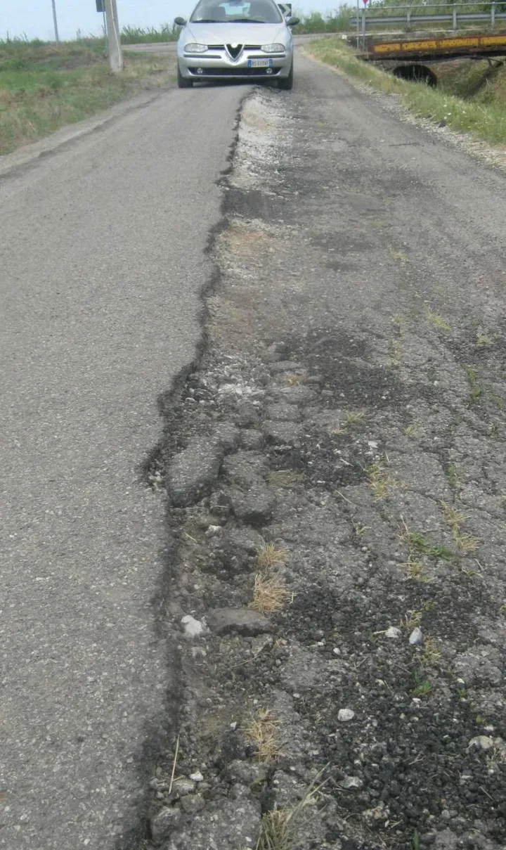 I danni all’asfalto in via Rio Vecchio