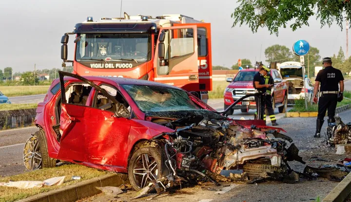 La Seat Ibiza devastata dallo schianto contro gli alberi e il cordolo della pista ciclabile