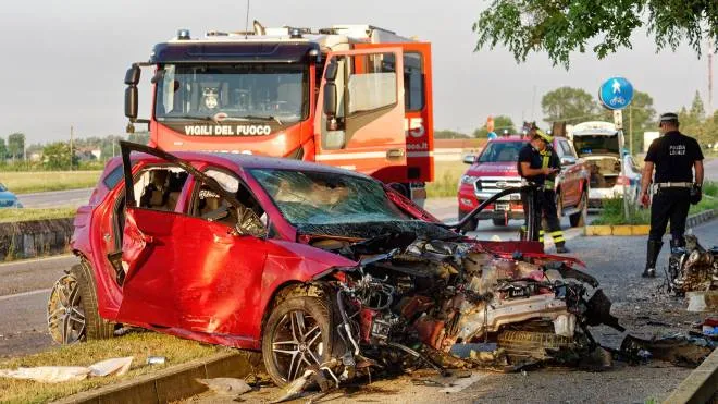 La Seat Ibiza devastata dallo schianto contro gli alberi e il cordolo della pista ciclabile